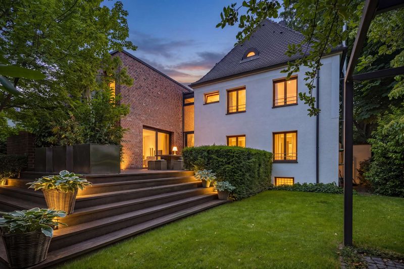 Zeitlose Modernität: Exklusive Architekten-Villa mit Indoor-Pool, Spa und Gartenidyll